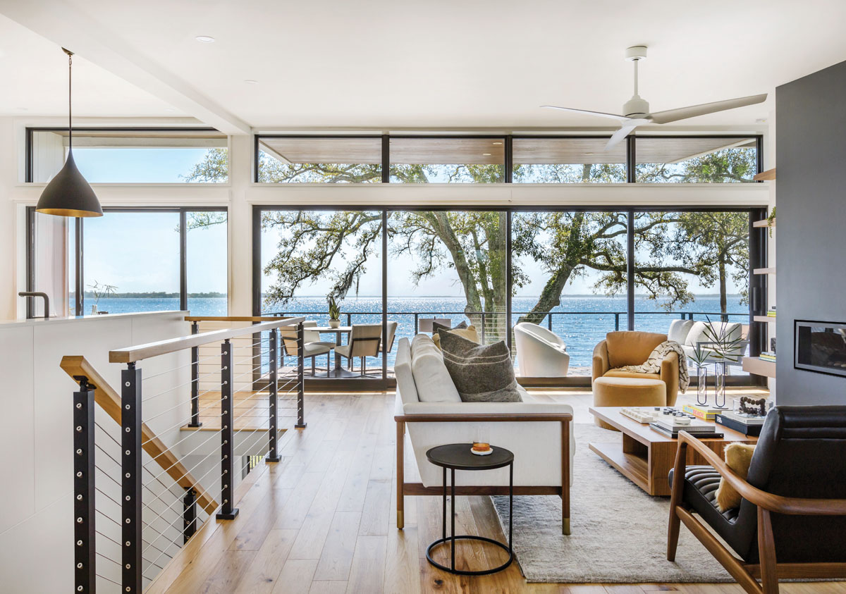 The living area makes the most of the house’s St. Johns River views. Mid-century modern furniture and accessories were chosen to reflect the home’s exterior aesthetic.
