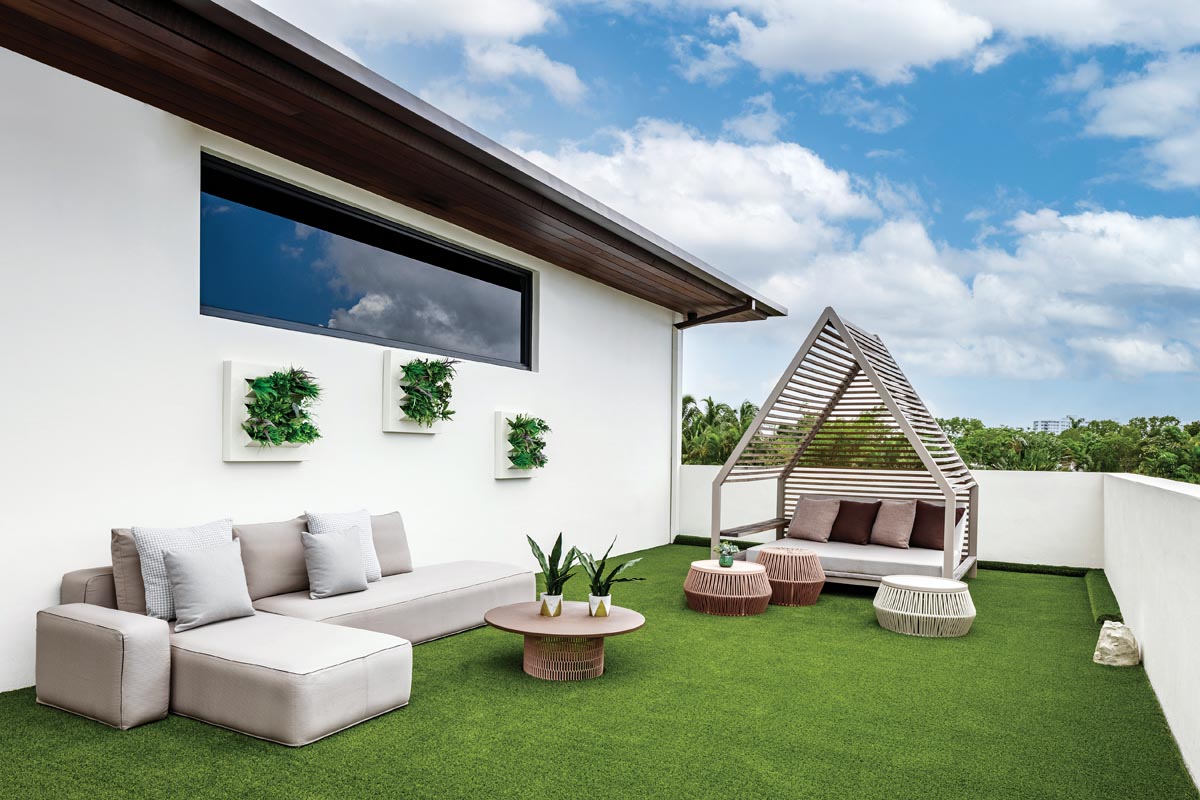 A stretch of land wrapping the sea wall provides a green backyard space with an outdoor kitchen. Furnishings from Inside Out supply durable comfort that can withstand Florida’s sun, salt, and humidity. Other inviting features include outdoor gaming, fire pit seating, and a Kettal daybed that faces the water.